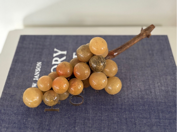 Antieke druiventros met marmeren druiven - Antique cluster of grapes with marble grapes