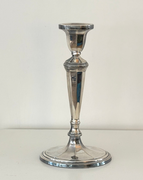 Een prachtig gedetailleerde verzilverde kandelaar - A beautifully detailed silver-plated candlestick