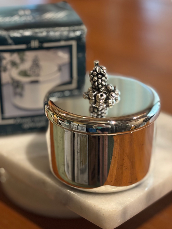 Zwaar verzilverde jampot van Hunters Hill - Heavily silver-plated storage box by Hunters Hill