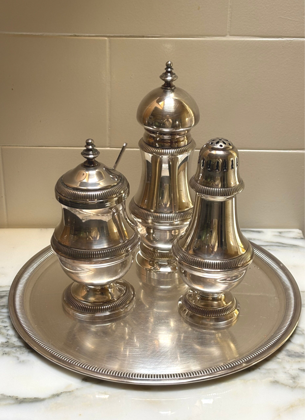 Prachtig verzilverd Frans peper-, zout- en mosterdstel - Beautiful French silver-plated pepper, salt and mustard set