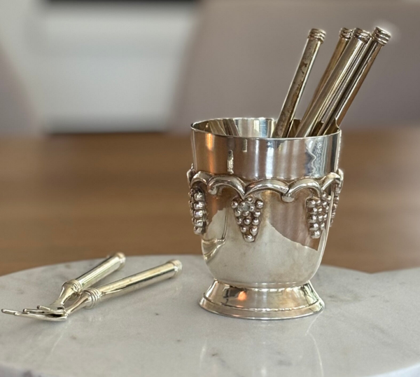 Verzilverde beker ‘druivenrank’ - Silver-plated cup 'grapevine'