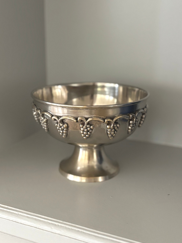 Verzilverde schaal op voet met druivenranken . Silver-plated padestal dish grapevine