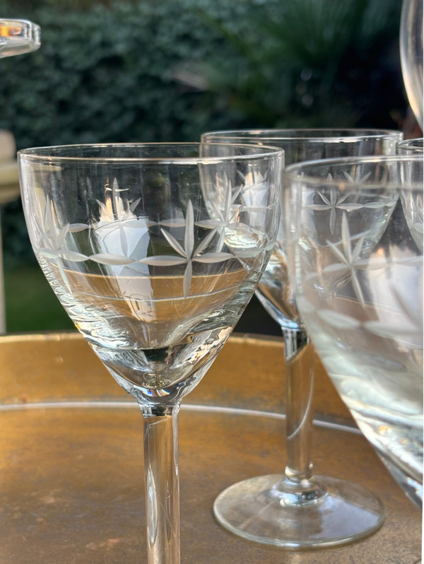 6 Wijnglazen met prachtig geslepen motief - 6 Wine glasses with beautifully cut motif