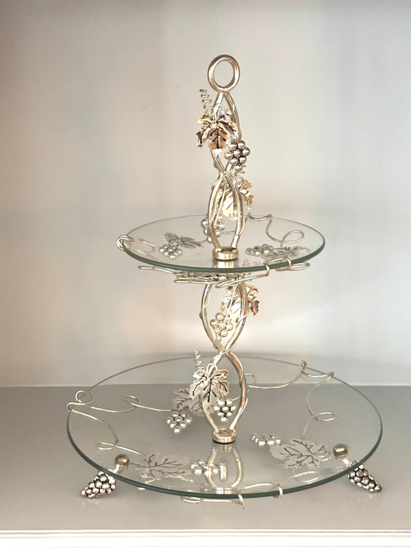 Prachtige etagère met sierlijke druivenranken - Elegant tiered stand adorned with graceful grapevine details