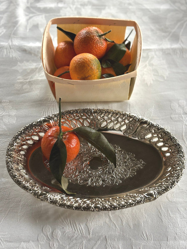 Verzilverde ovale schaal met rijkelijk decor en opengewerkte rand - Silver-plated oval dish with an pierced design