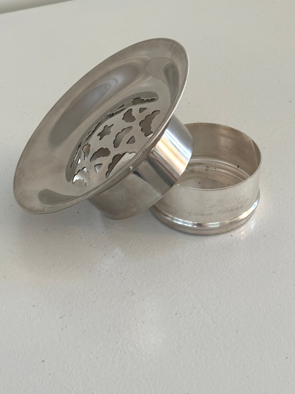 Stijlvolle boterpers met verzilverd bakje - Elegant butter press with a silver-plated dish