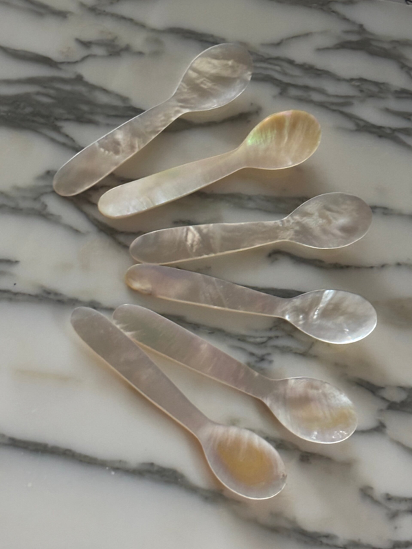 Set van 6 handgemaakte parelmoeren lepels - Set of 6 handcrafted mother-of-pearl spoons