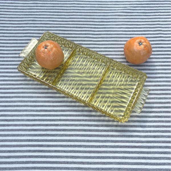 Schaal van geel persglas - Yellow pressed-glass serving dish