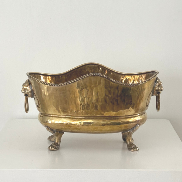 Koperen jardinière met leeuwenkoppen - Copper jardinière adorned with lion heads