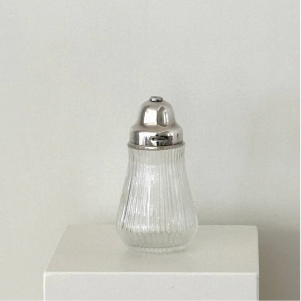 Suikerstrooier met verzilverde dop - Sugar shaker with a silver-plated lid