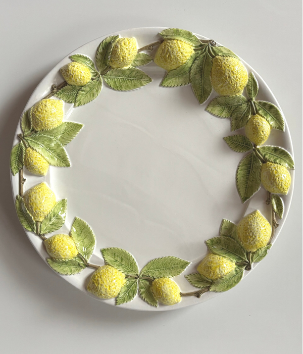 Grote zomerse schaal met een frisse citroendecoratie - Large Italian serving bowl featuring a vibrant lemon decoration