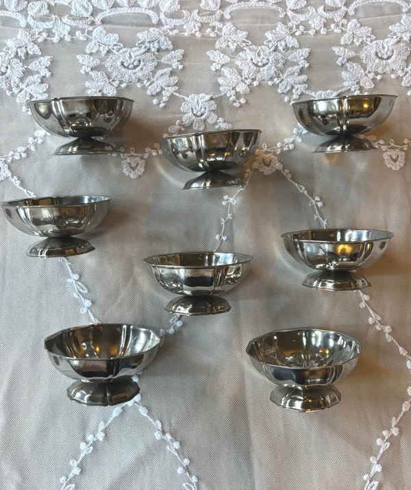 Feestelijke set van 8 coupes op elegante voet - Festive set of 8 coupes on elegant stems