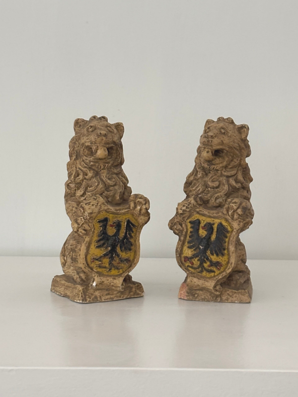 Decoratieve set stenen leeuwtjes met wapen - Decorative set of stone lions with a heraldic shield