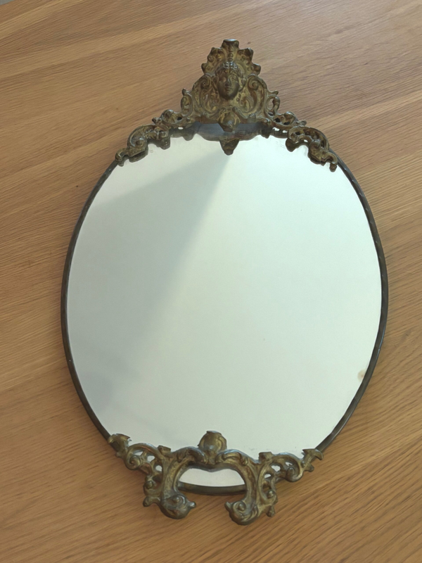 Stijlvolle spiegel met een fraai gedetailleerde lijst - Elegant mirror with a beautifully detailed frame