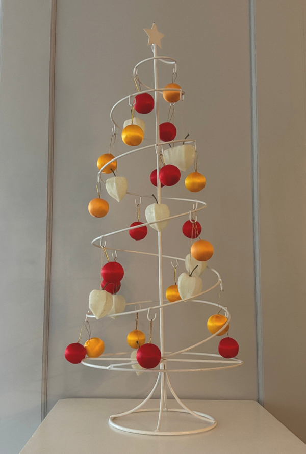 Hoge metalen kerstboom gevuld kleine ornamenten - Tall metal Christmas tree filled with small ornaments