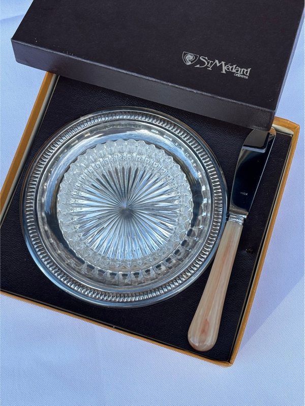 Verzilverde en kristallen boterserveerset van St. Médard - Silver-plated and crystal butter serving set by St. Médard