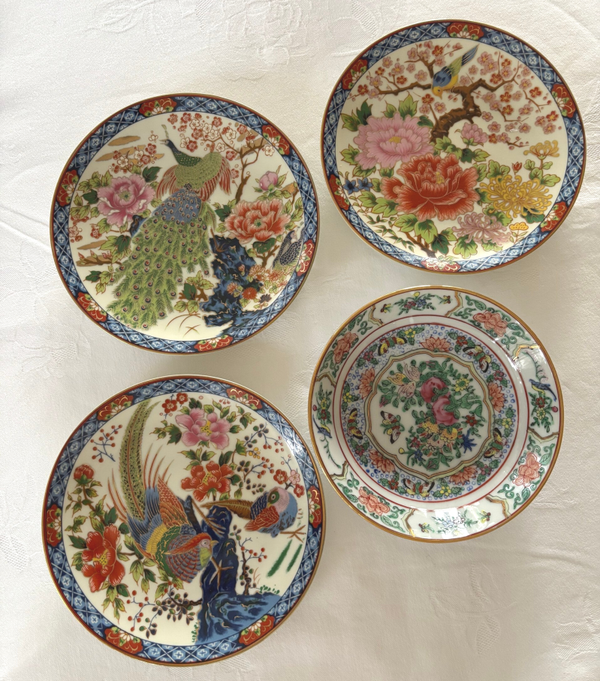 4 Chinese (wand)bordjes met verfijnd decor - 4 Chinese (wall)plates with a refined decorative design