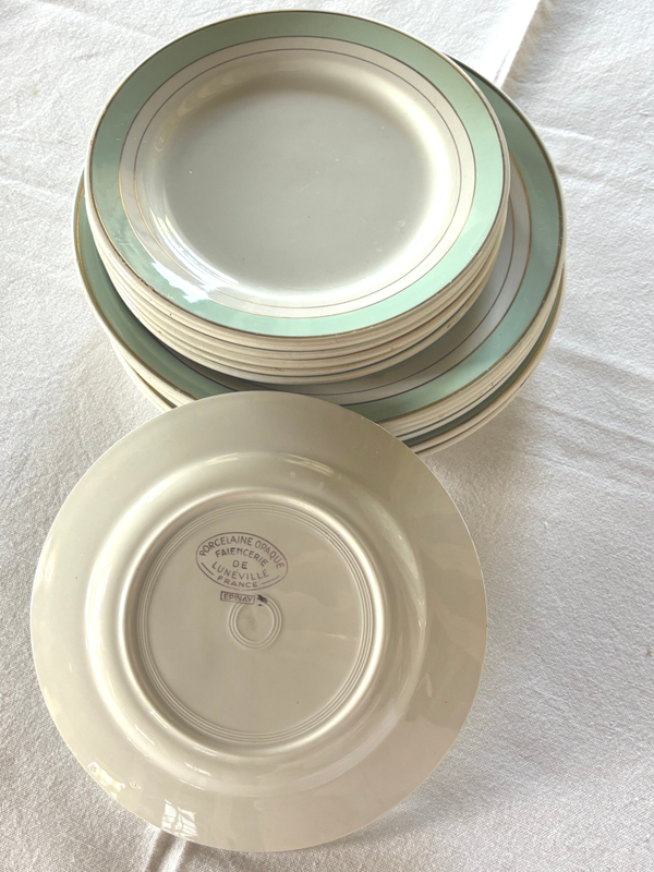 Set van 13 borden van Porcelaine Opaque Lunéville France - Set of 13 plates by Porcelaine Opaque Lunéville France