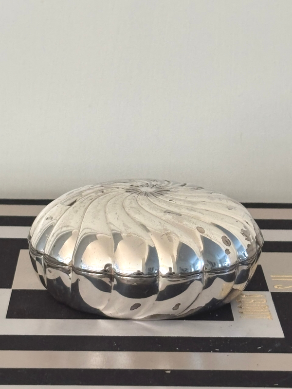 Verzilverd doosje Orfèvrerie Urbain, hofleverancier te Brussel - Silver-plated box with lid Orfèvrerie Urbain, royal warrant holder Brussels