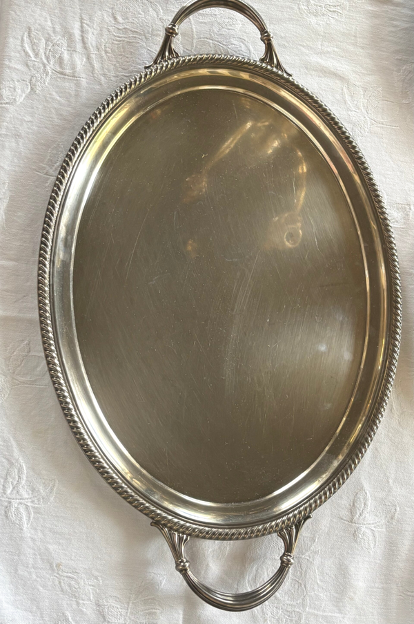 Ovaal verzilverd dienblad met verfijnd gedetailleerde rand - Oval silver-plated serving tray featuring an exquisitely detailed border