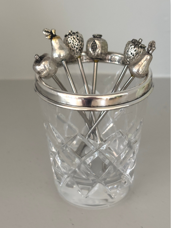 Kristallen beker & verzilverde cocktailprikkers - Cut crystal cup & silver-plated cocktail picks