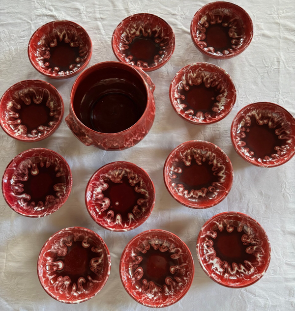 Franse set van 12 Handgemaakte rood geglazuurde aardewerken soepkommen & terrine - 12 Handcrafted French red glazed earthenware soup bowls & serving dish