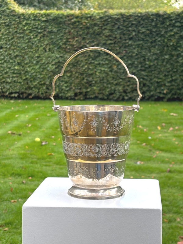 Verzilverde ijsemmer met verfijnde gegraveerde bloemdecoratie - Silver-plated ice bucket with delicate engraved floral decoration