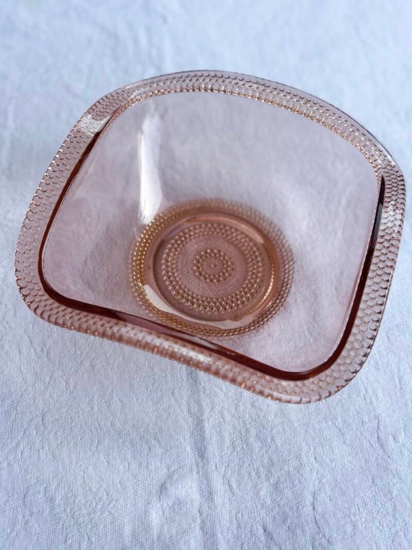 Roze schaal van persglas - Pink pressed glass bowl