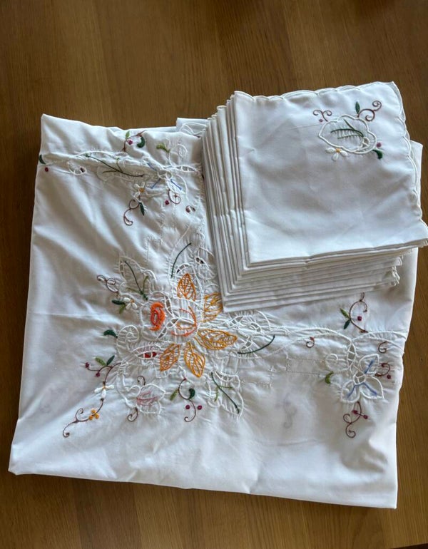 Prachtig geborduurd tafelkleed & 12 servetten - Beautifully embroidered tablecloth & 12 napkins