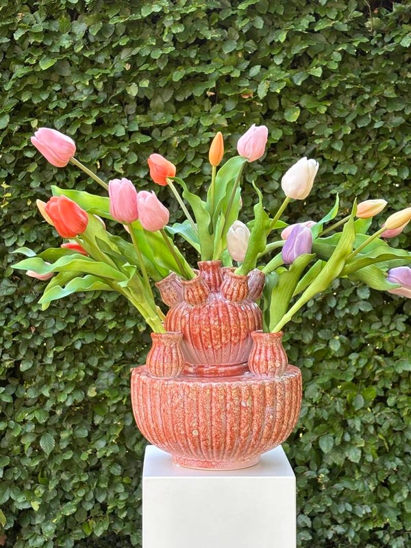Koraalkleurige tulpenvaas - Coral-coloured tulip vase