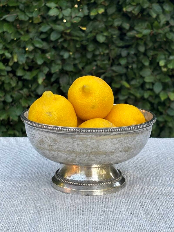 Elegante verzilverde schaal met kraalrand op voet - Elegant silver-plated pedestal bowl