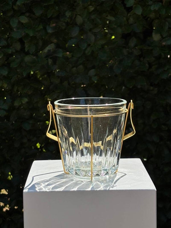 Prachtig geslepen ijsemmer in een elegante goudkleurige houder - Beautifully cut ice bucket set in an elegant gold-coloured holder