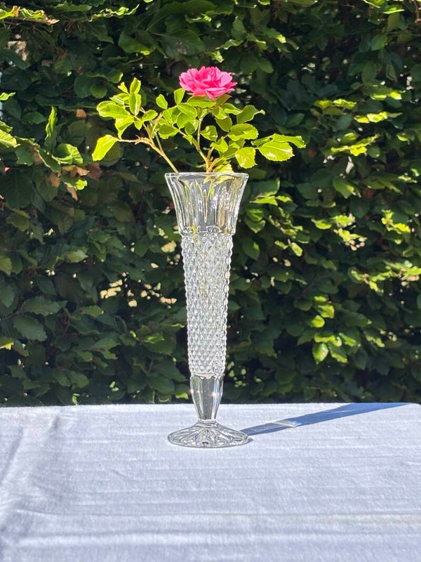Smal en hoog vaasje met prachtig geslepen details - Slim and tall vase with beautifully cut details