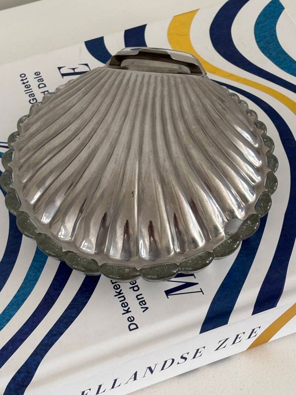 Elegante boter- of kaviaarschelp met glazen bodem - Elegant butter or caviar shell with glass base