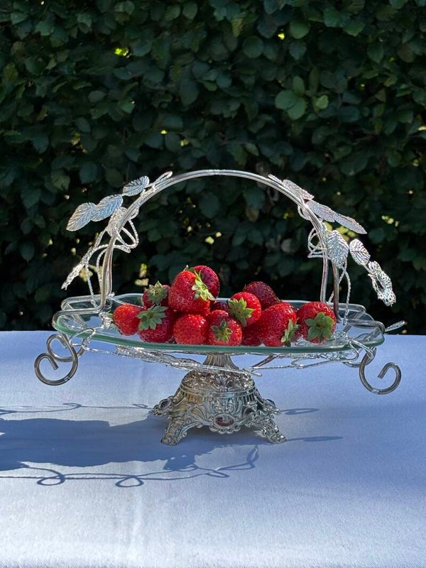Rijkelijk versierde schaal op voet - Richly decorated pedestal dish