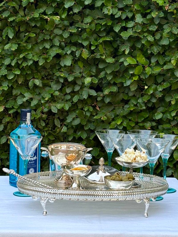Charmant verzilverd dienblad op pootjes - Charming silver-plated serving tray on feet