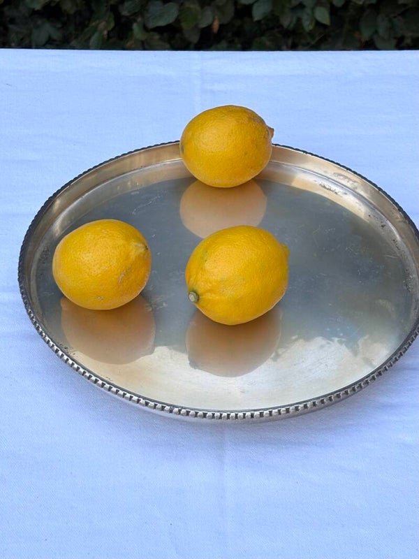 Elegant rond dienblaadje met kraalrand op drie pootjes - Elegant round serving tray on three feet