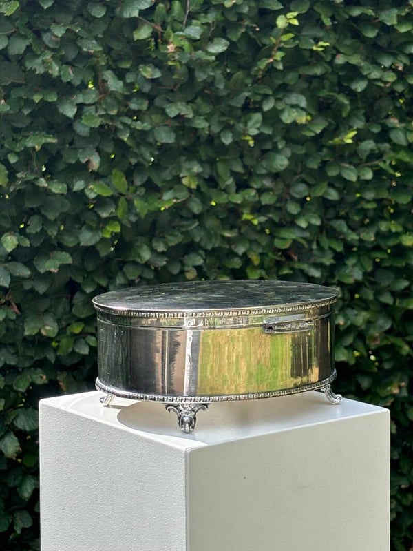 Verzilverde doos op pootjes Walker & Hall Sheffield - Silver-plated box on feet by Walker & Hall Sheffield