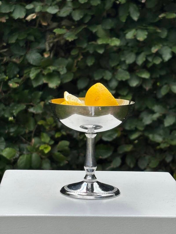 Elegante coupe op voet - Elegant pedestal coupe