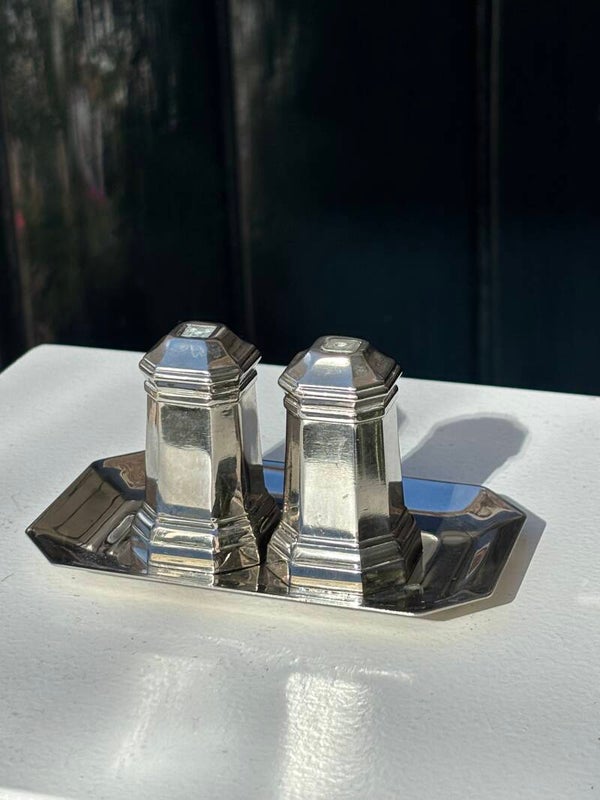 Verzilverd peper- en zoutstel -  Silver-plated salt and pepper set