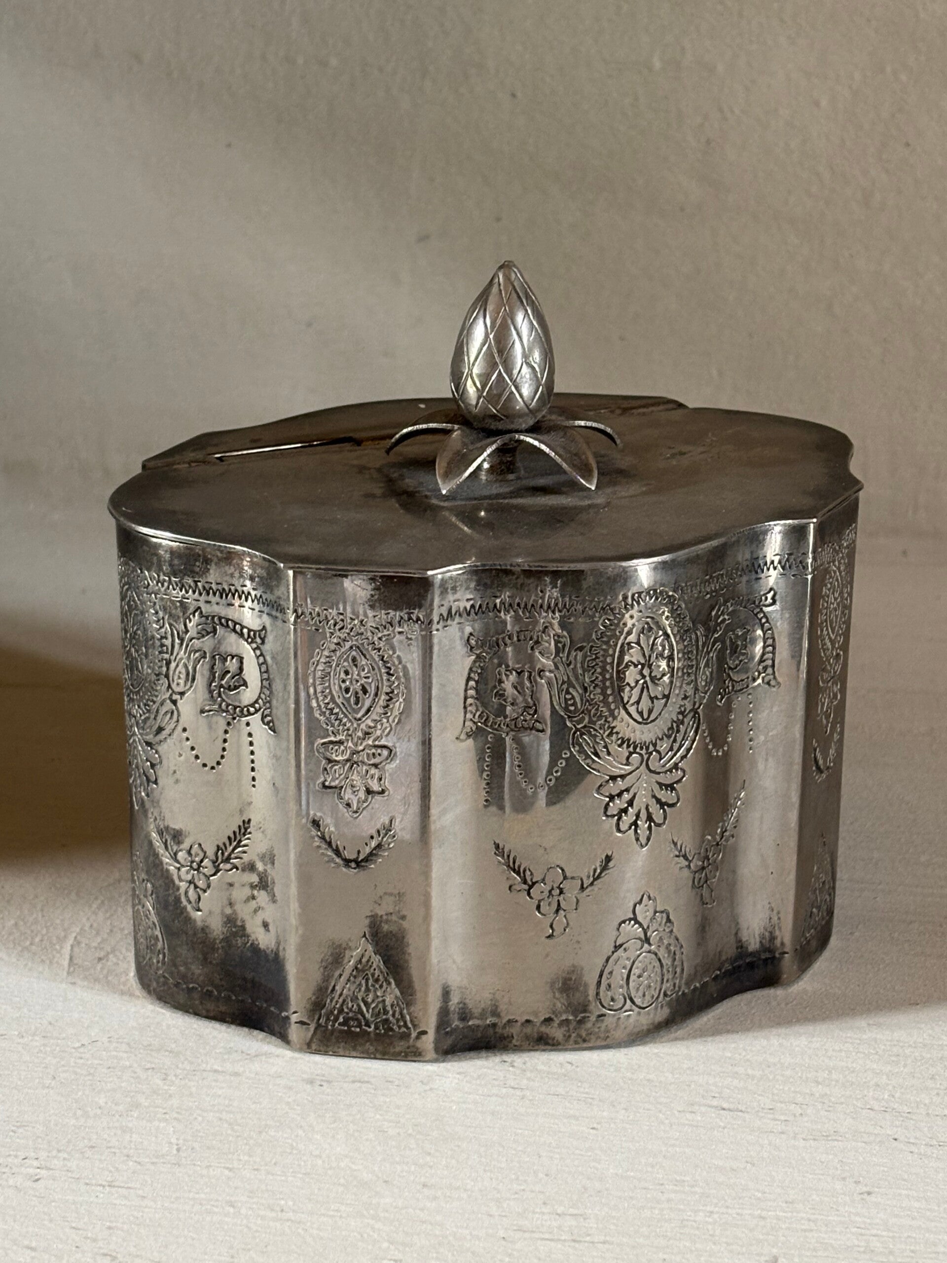 Oude verzilverde pot met fijn gegraveerd decor- Antique silver-plated pot with finely engraved detailing