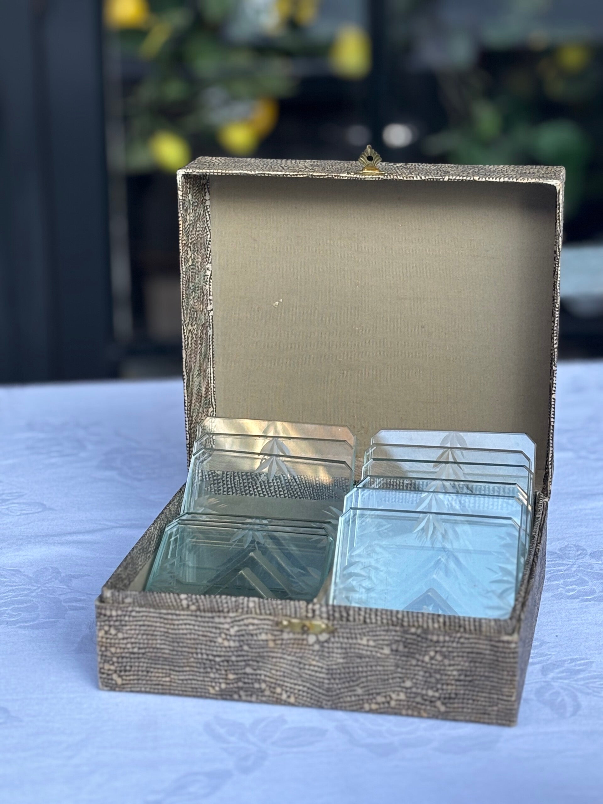 12 Vintage geslepen glazen onderzetters met bloemmotief  - 12 Vintage cut glass coasters with floral motif