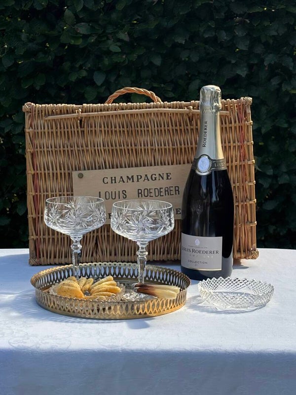 Elegant geslepen schaaltje met opstaande rand - Elegant cut-glass dish with a raised rim