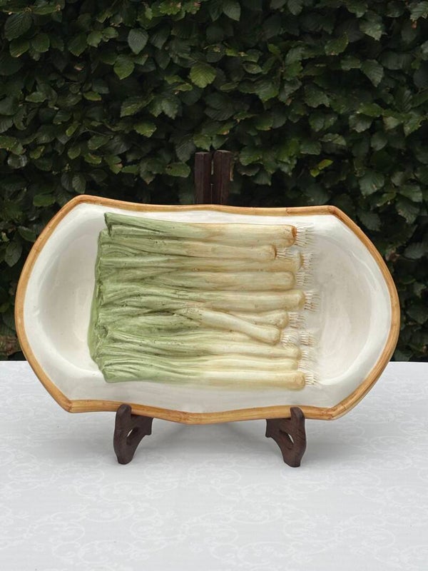 Keramieken schaal met decoratieve preitjes - Charming ceramic serving dish decorated with leeks