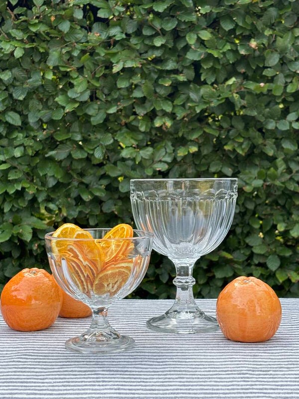 Set van 2 glazen kommen op voet - et of 2 glass bowls on pedestals