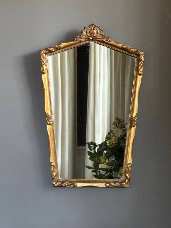 Charmante oude spiegel met een rijk gedetailleerde lijst - Charming antique mirror with a beautifully detailed frame