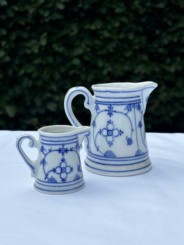 2 Porseleinen roomkannetjes Saks-patroon - 2 Porcelain cream jugs blue Saxon decoration
