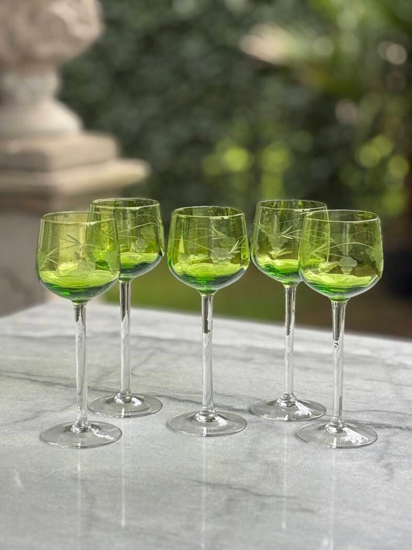 5 Groene glazen op hoge voet - 5 Green stemmed glasses