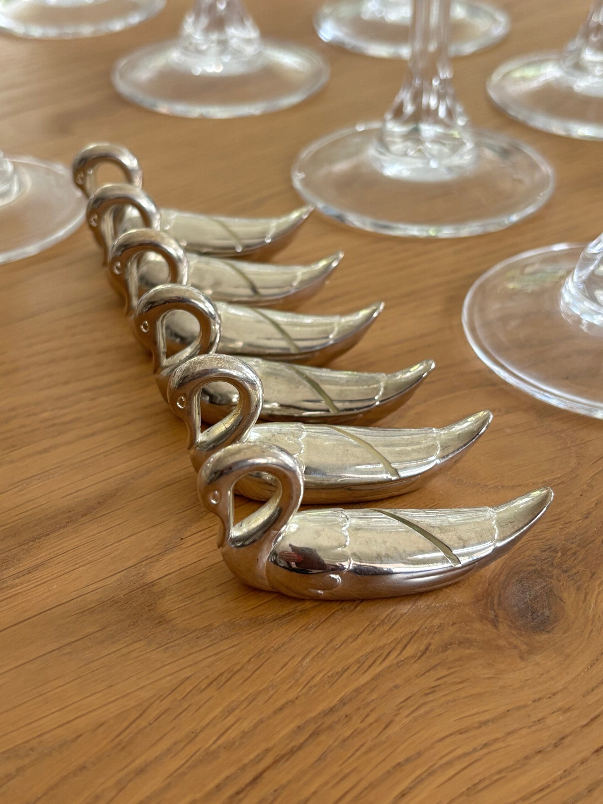 6 Verzilverde messenleggers/naamkaarthouders - 6 Silver-plated knife rests/place card holders