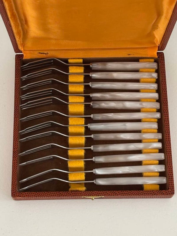 12 Vorkjes met parelmoeren handvatten - 12 Forks with mother-of-pearl handles
